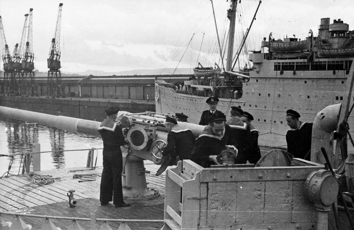 "4" Kanoneksersis ombord i  S/S 'Bergensfjord' 1944