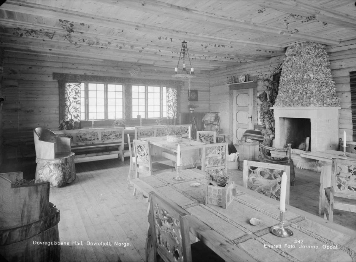Dovregubbens hall, interiør med utskjærte stoler, kubbestoler, utskjæring rundt vinduene med håndvevde transparent-gardiner av Rakel Onsum-Berg
