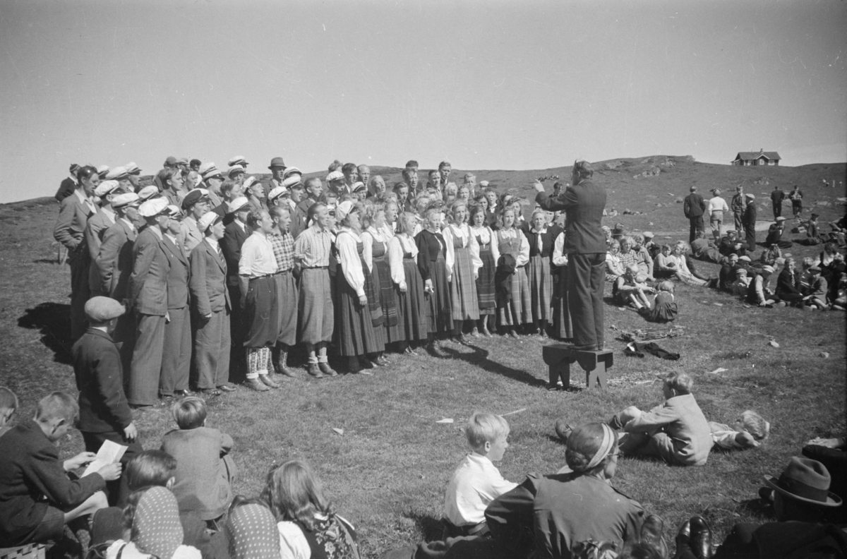 Sang- og musikkstevne på Fagerhøi under krigen med dirigent Olav Finnøy