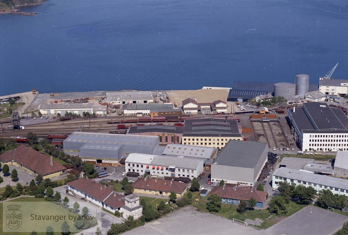 Industriområdet Kvaleberg, verksted og lokomotivstall for Jærbanen..Til venstre Hetland Framhaldsskole..Øverst Gandsfjorden