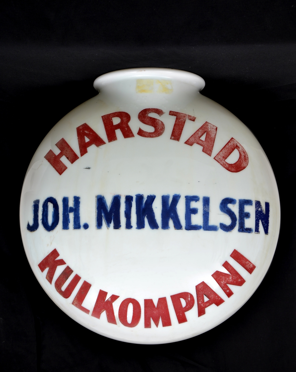 Hvit glasskuppel med smal form brukt som butikkskilt/lysskilt hos agent Joh. Mikkelsen i Havnegt. 23a.