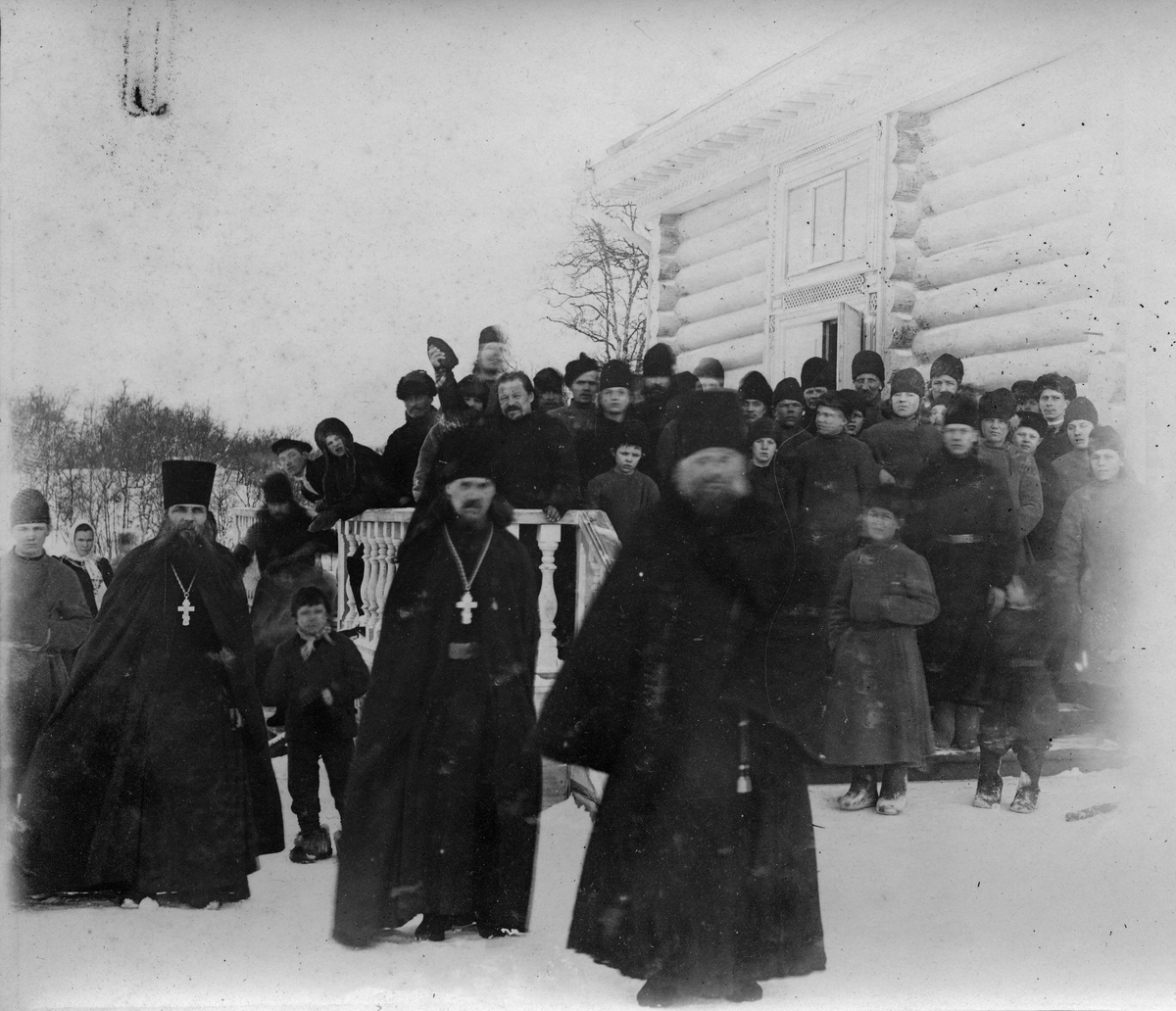 Munker utenfor klosterbygning, Pechenga, Russland 14.02.1908