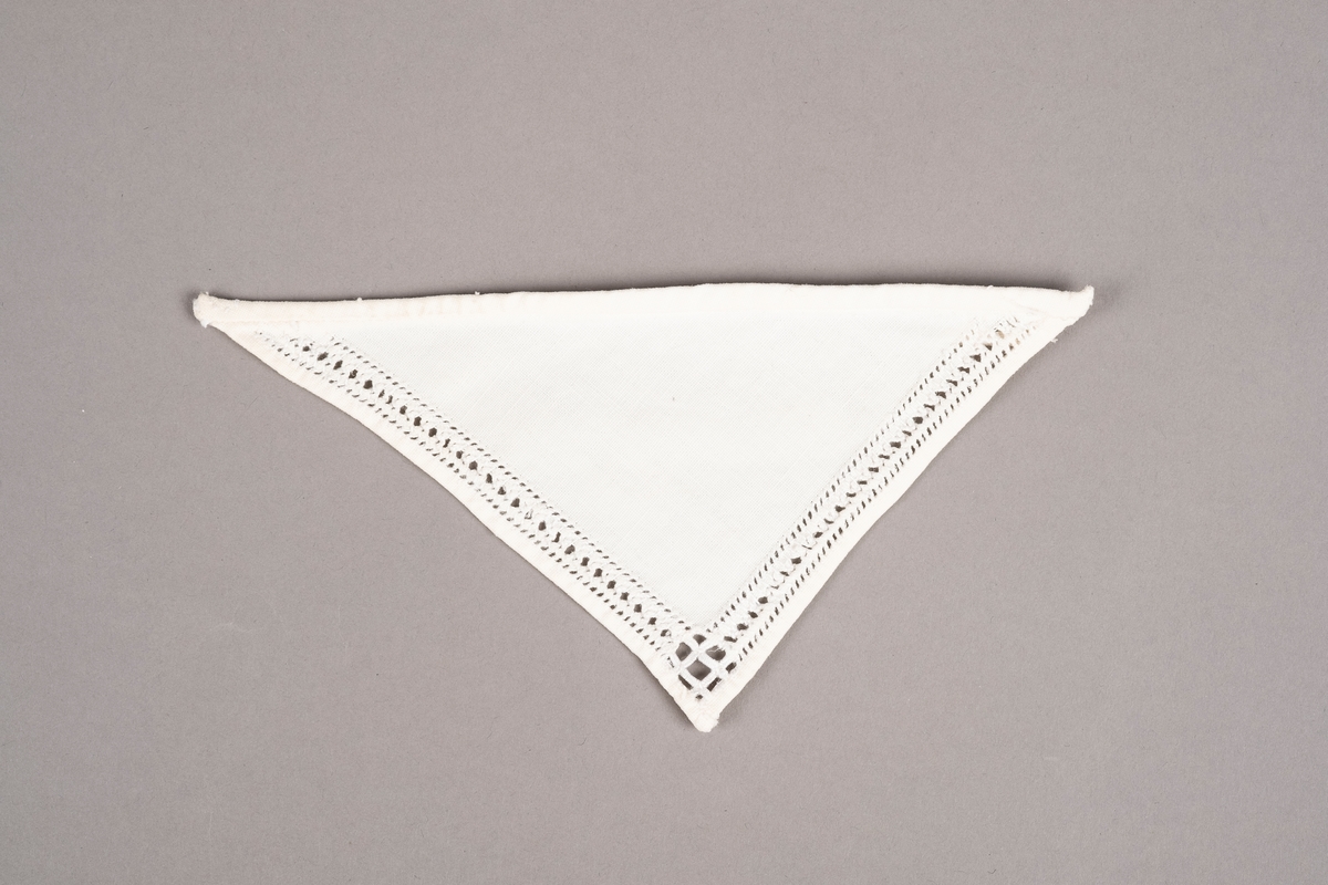 Et trekantet tøystykke brodert med hardangersøm på to sider. Trolig brukt som pyntekrage. Materialet var laken.