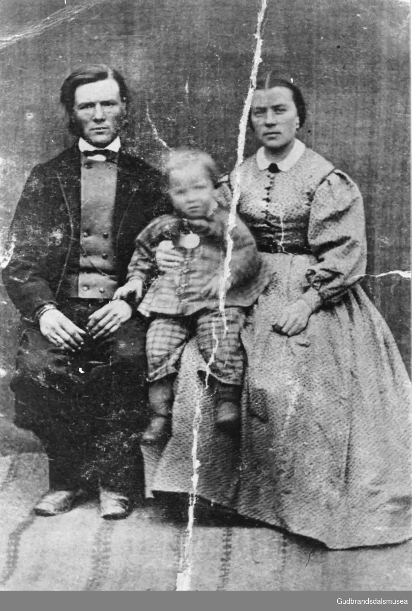 Ola Bræk (f. Skjåk 1836) og Gunhild Bræk (f. 1843) med eit barn
