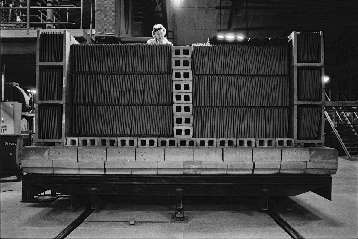 Tegelbruksarbetare Stig Andersson arbetar på en tunnelugnsvagn, Vittinge Tegelbruks AB, Vittinge socken, Uppland 1986 - 1987