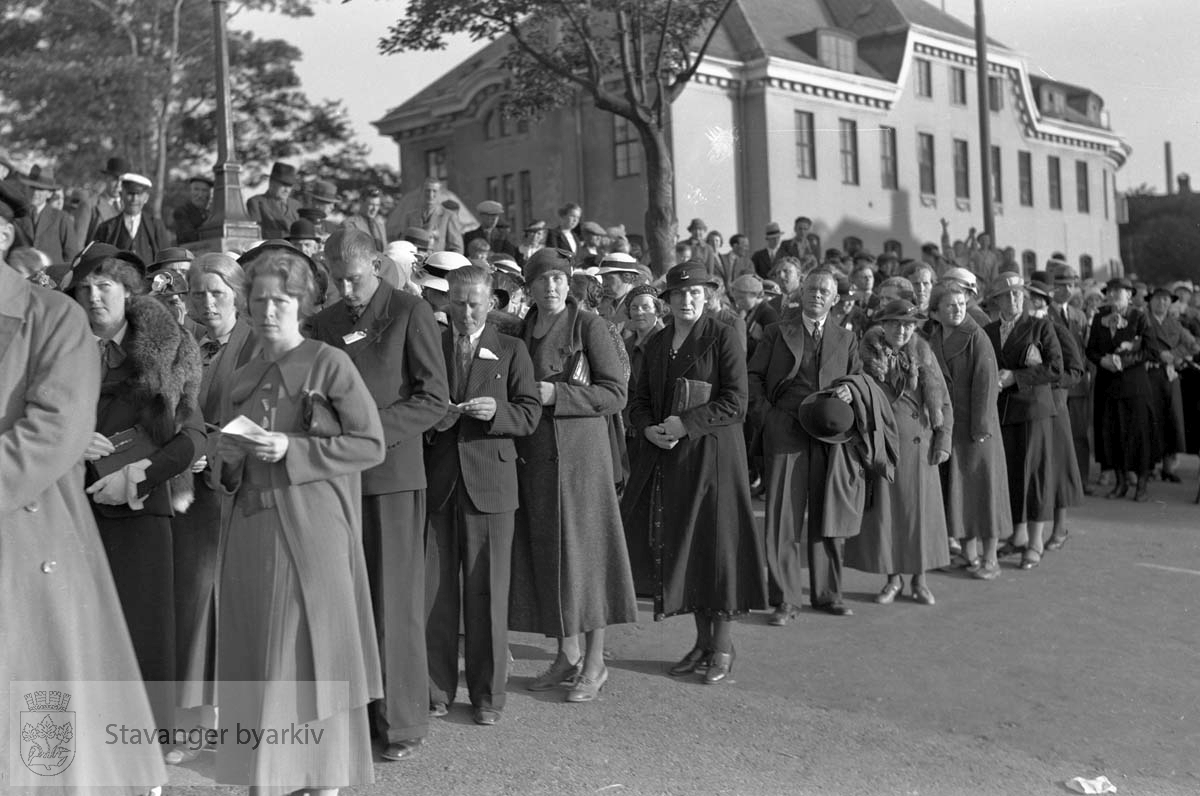 Deltakere marsjerer foran det gamle posthuset.