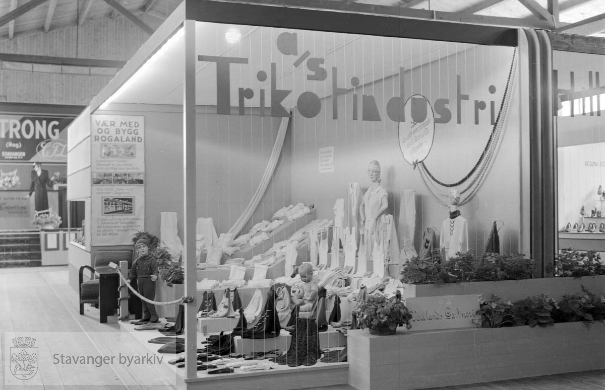 Utstilling av klær fra A/S Trikotasjeindustri O.Olsen & Co i anledning kjøpemesse i Bjergsted.