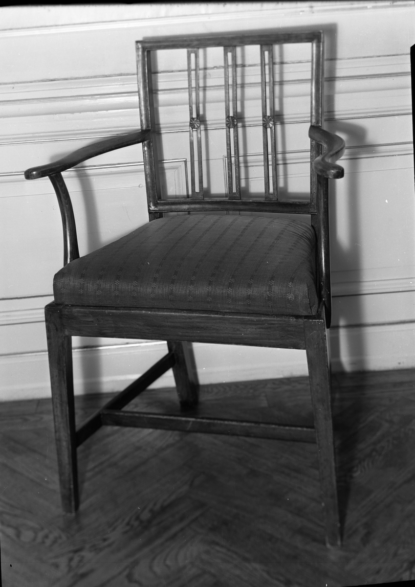Herregårdsinteriør, stol. Ant. fotografert på 1920-30 tallet, Ukjendt sted.