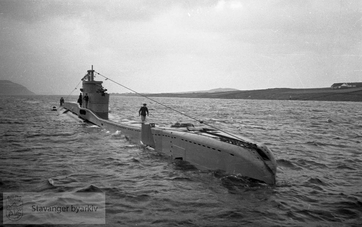 I dårlig vær på norskekysten ble dybderorene akter på den nye britiske u-båten HMS "Triad" skadet. Destroyerne HMS "Inglefield" - D02 - og HMS "Maori" - F24 - gikk til assistanse og eskorterte "Triad" inn i Mastrafjorden 30.11.1939.. .Offiserer på den norske torpedobåten "Stegg" bordet "Inglefield" for konferanse. "Triad" ble først forsøkt reparert i Mastrafjorden, men da dette ikke lyktes måtte u-båten taues til Rosenberg mek. verksted for reparasjon. De to destroyerne forlot da norsk farvann.. .Alle de fire ovenfor nenvte skipene i foto-serien gikk tapt i løpet av krigen...Heist kommando:."Stegg" 1921-1940."Triad" 1939 -1940."Inglefield" 1937 - 1944."Maori" 1938 - 1942..(Opplysninger gitt av Einar Haualand, 30.10.2022)...