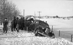 Bil har kjørt seg fast i snøen og spas løs