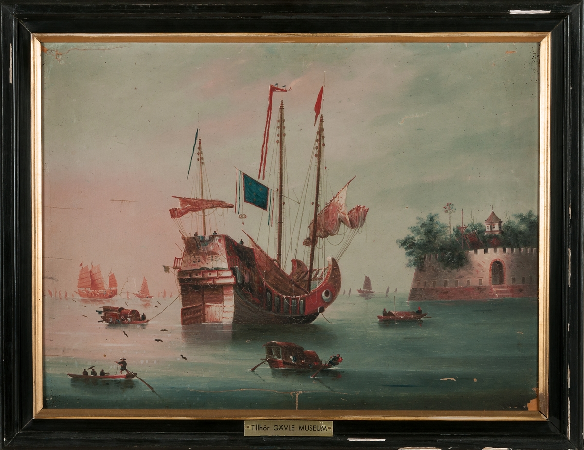 Målning med havsscen, kinesiskt fartyg, så kallad djonk. Mindre båtar skring skeppet.
Oljemålning.
Svart ram.