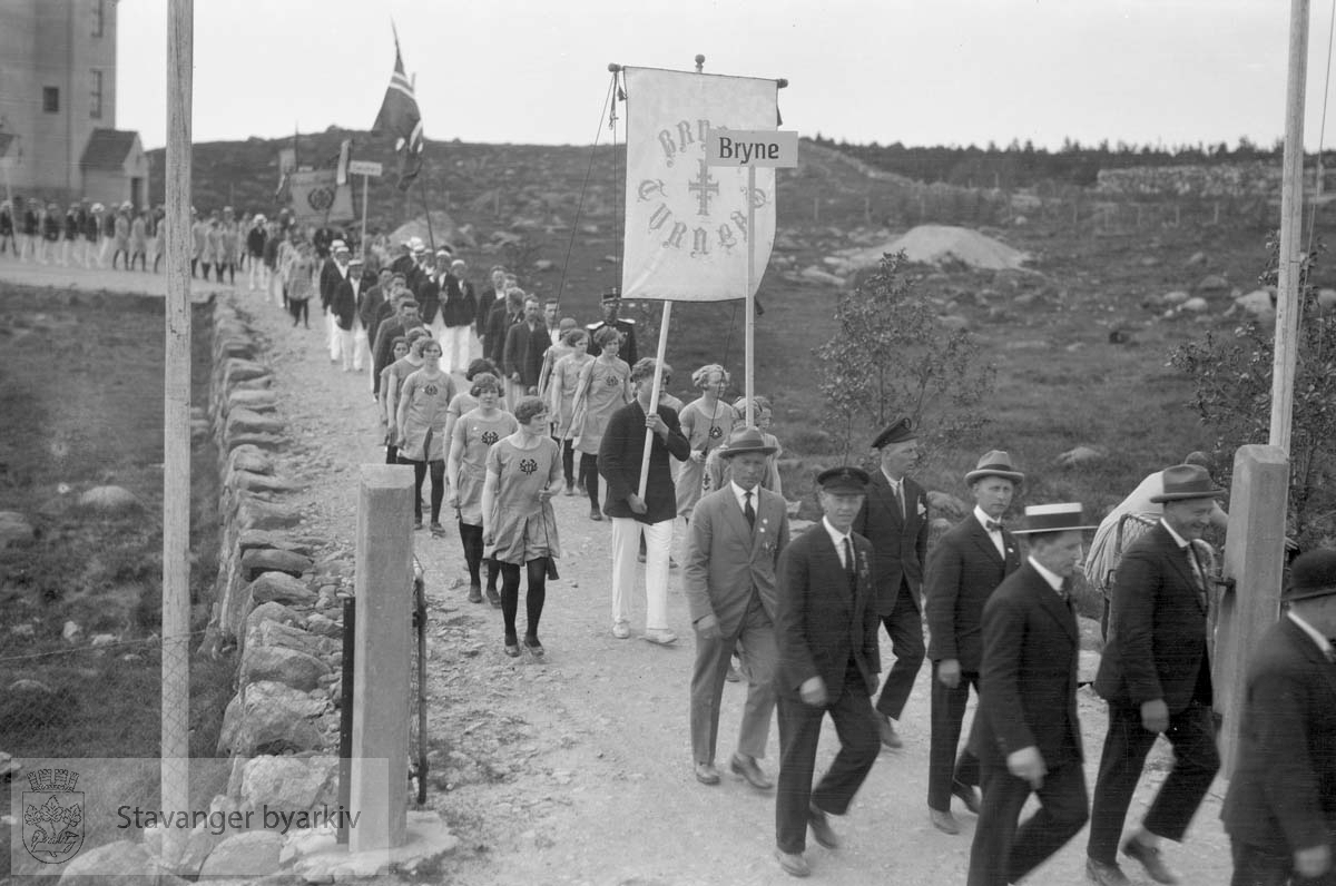 Turnere fra Bryne turnforening marsjerer bak sin fane.