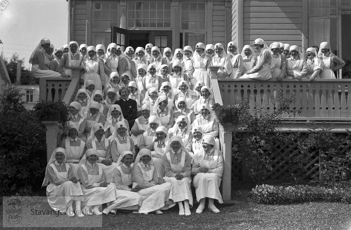 Saniteten, gruppebilde Sykepleiere ved Sanitetsforeningens tuberkulosehjem i Ramsvik.
