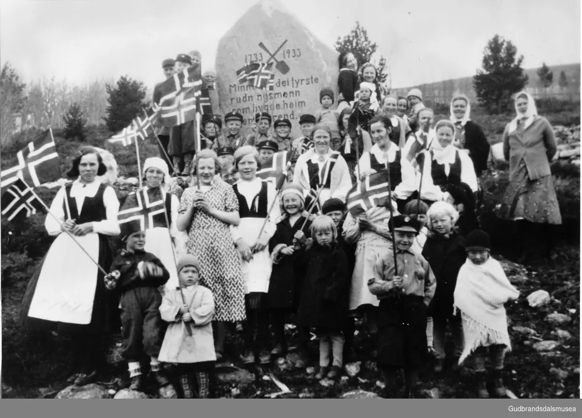 Fest i Bråtå 1933. Ved avduking av minnestein ved 200-årsmarkeringa for dei fyrste rydningsmenn i Bråtå