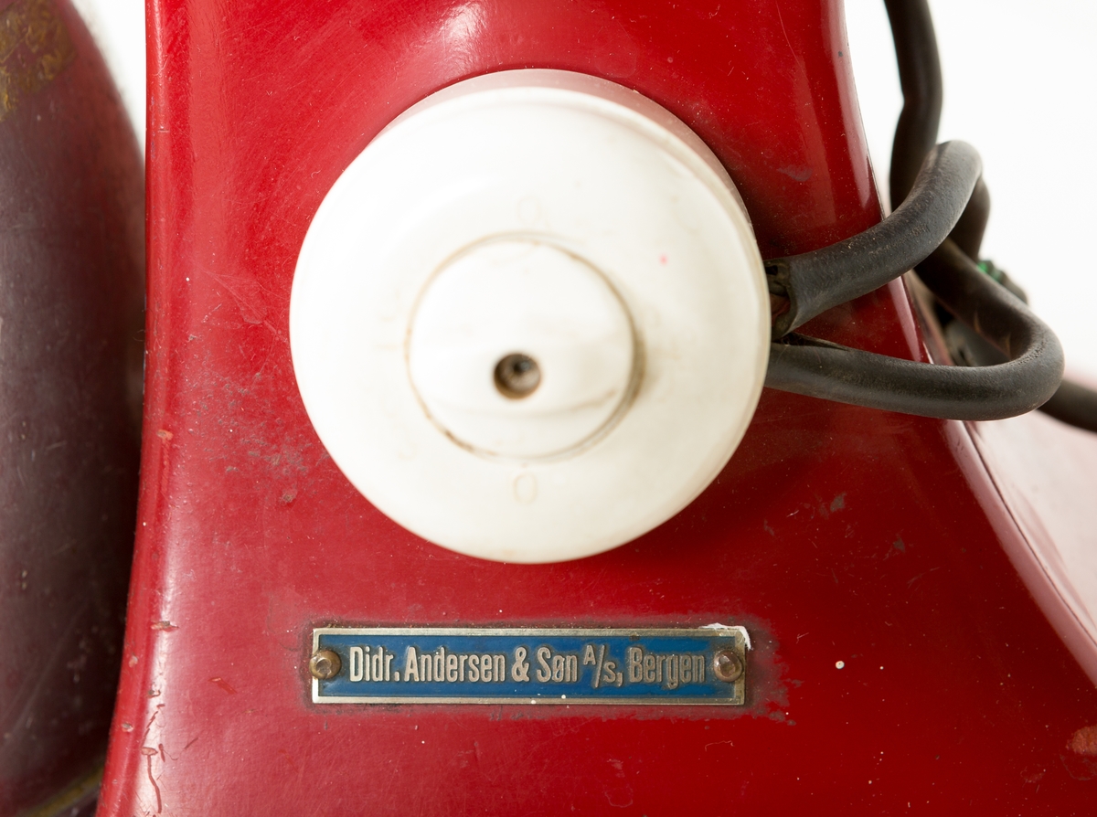 Elektrisk kaffekvern produsert av Brooks Motors til kommersielt bruk. Den ulakkerte aluminiumskolben til å ha kaffebønnene i mangler lokk og beholderen til den ferdigmalte kaffen i er blitt erstattet med en modifisert aluminumskoble. Bryteren med ledning er antagelig ikke originaldeler. Ellers er kaffekverna i god stand.