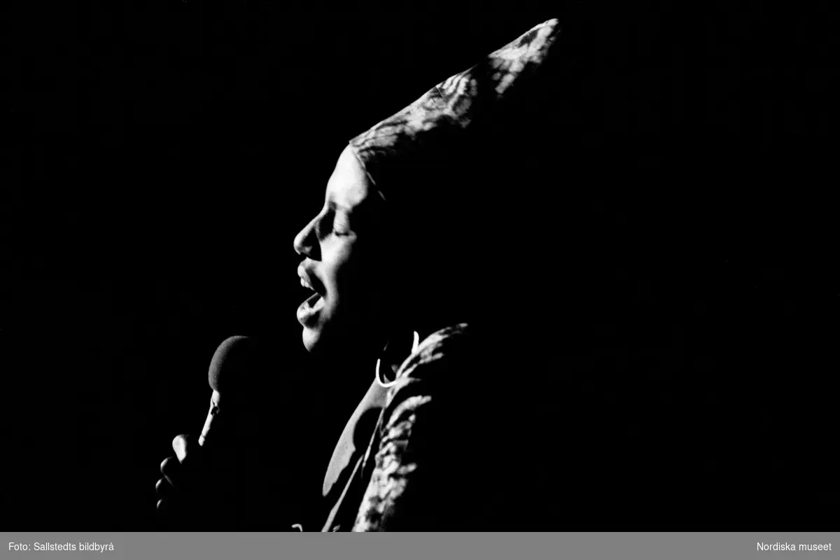 Sångerskan Miriam Makeba uppträder på Berns i Stockholm 1969.