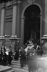 Troligen begravningen av Prins Gustaf Adolf, en kista bärs u