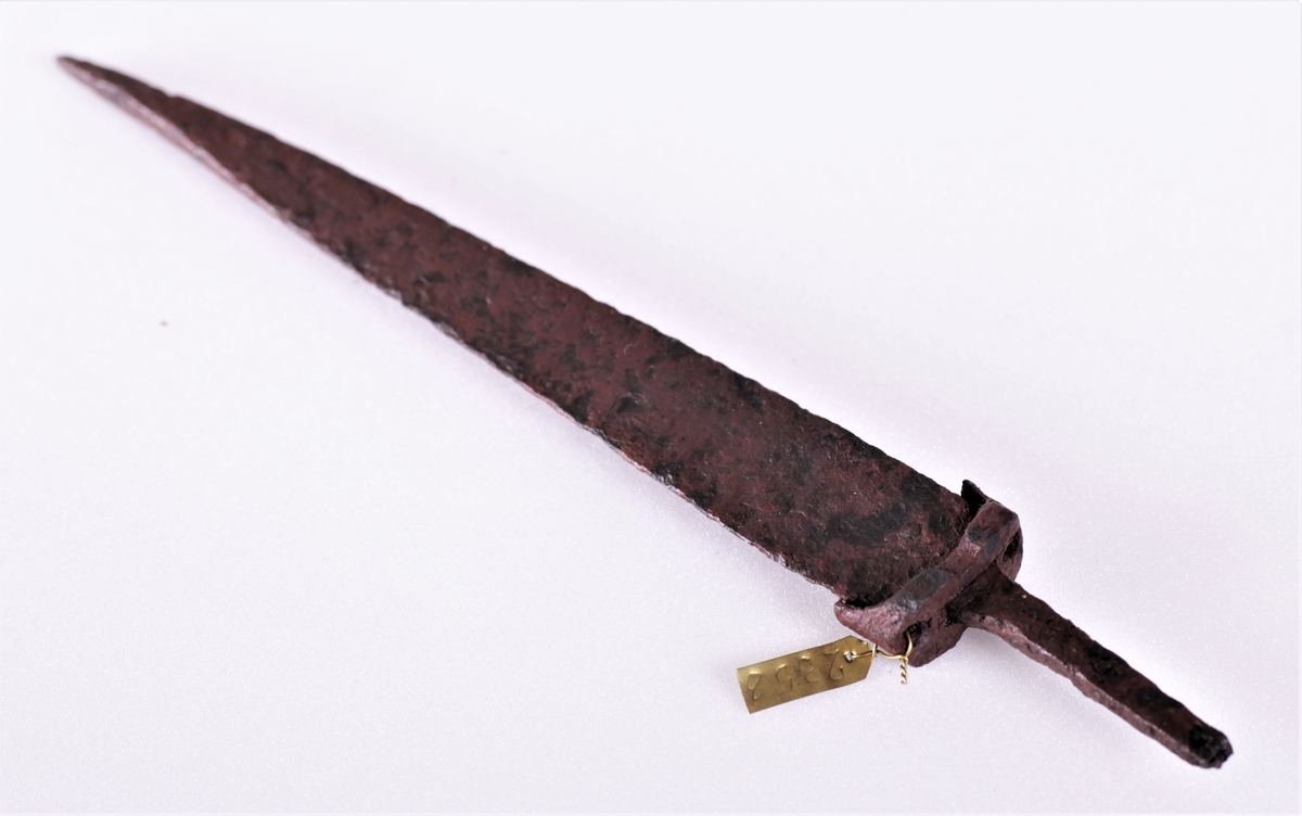 Klinge av dolk fra middelalderen, funnet på Hassel i 1889.