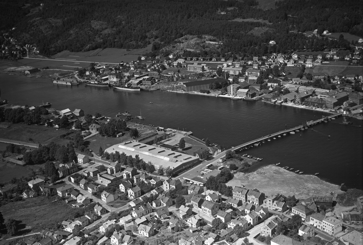 Flyfotoarkiv fra Fjellanger Widerøe AS, fra Porsgrunn Kommune. Porsgrunn Metallverk . Fotografert av Vilhelm Skappel, 20.07.1953.