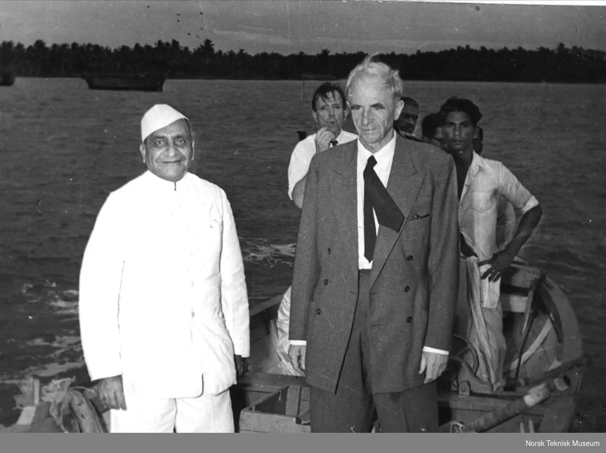 Norsk u-hjelp i Kerala i India, 1957, Minister P.R. Deshmukh og D.H. Lund sammen med ikke navngitte menn i en av prosjektets småbåter