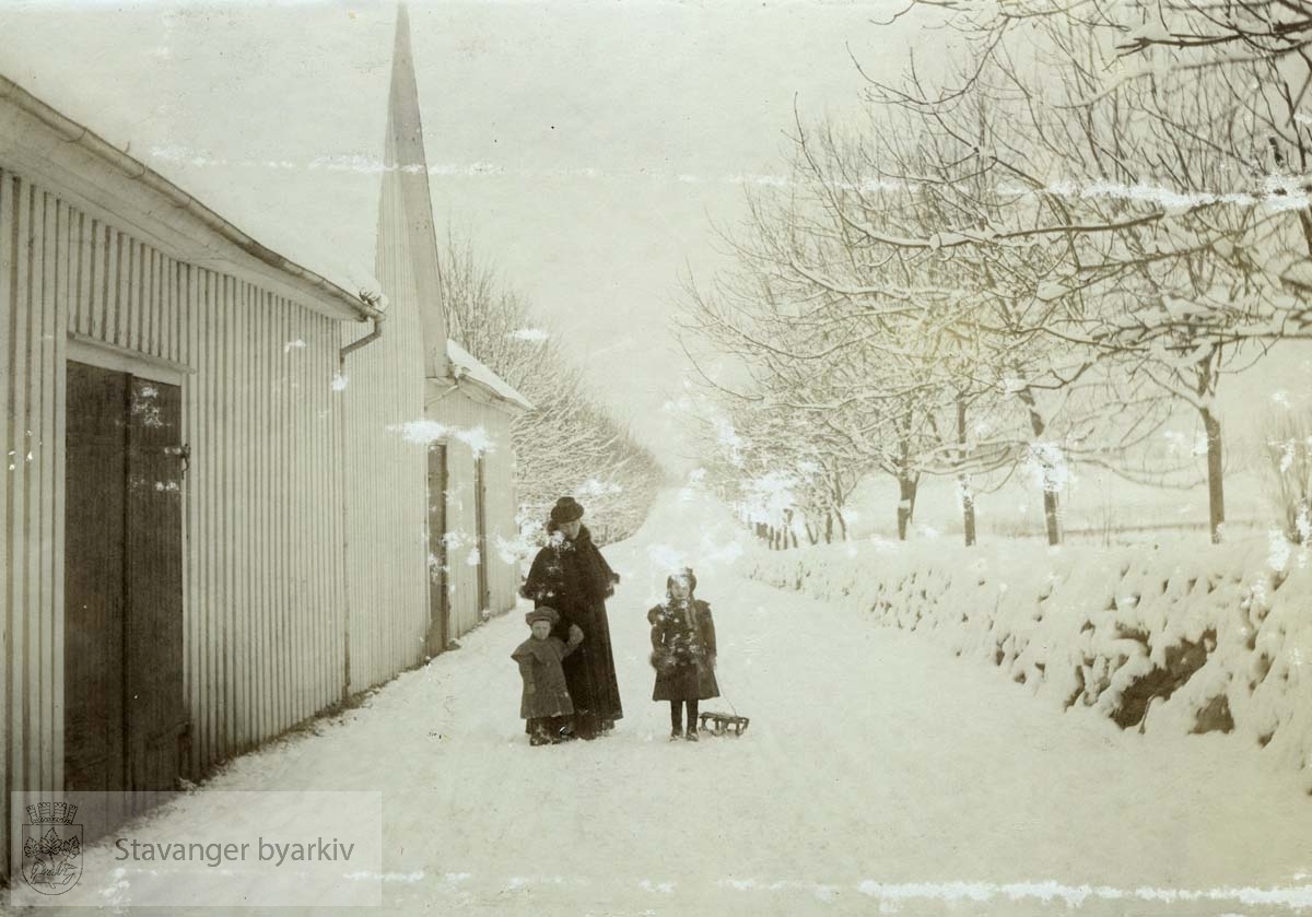 Holmeegenes.Mor og barn med kjelke i snøen på Eiganes.