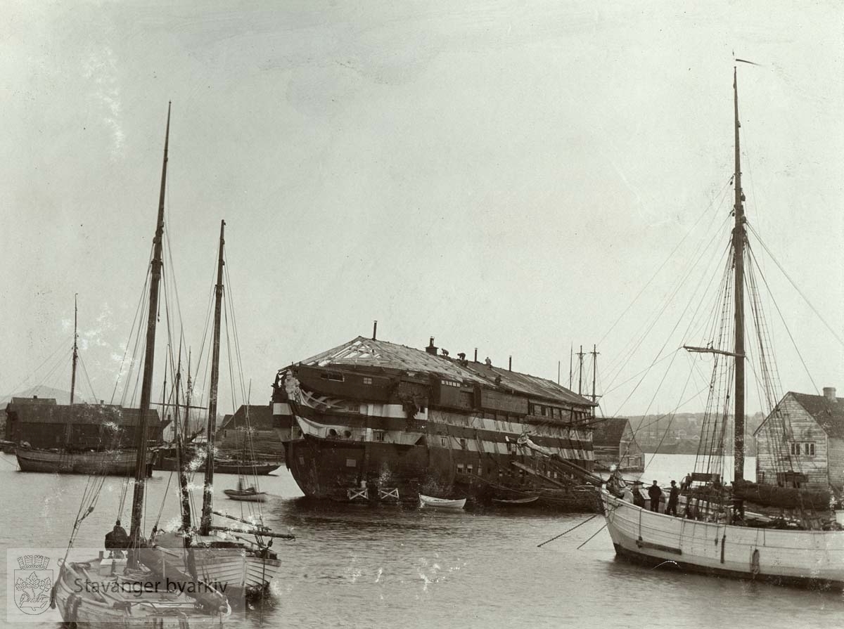 H.M.S. Forte (ex Pembroke), bygget 1806, hugges opp i Nyhavn .Stavanger Skibsophugning A/S , Stavanger skipsopphugning holdt til i Nyhavn fra 1903 fram til 1957 da virksomheten ble flyttet til Grimstad. .....Seilbåt.Seilskute.Seilskip