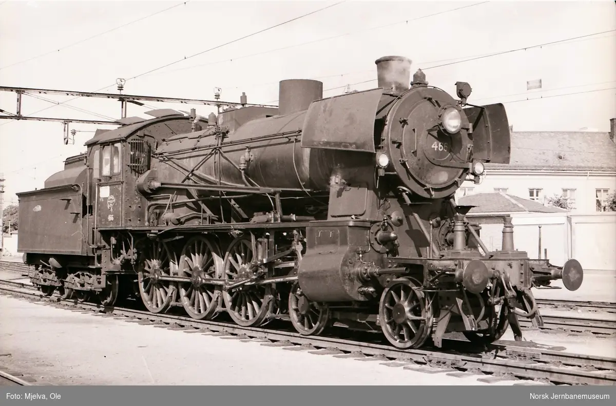 Damplokomotiv type 30c nr. 466 på Hamar stasjon.