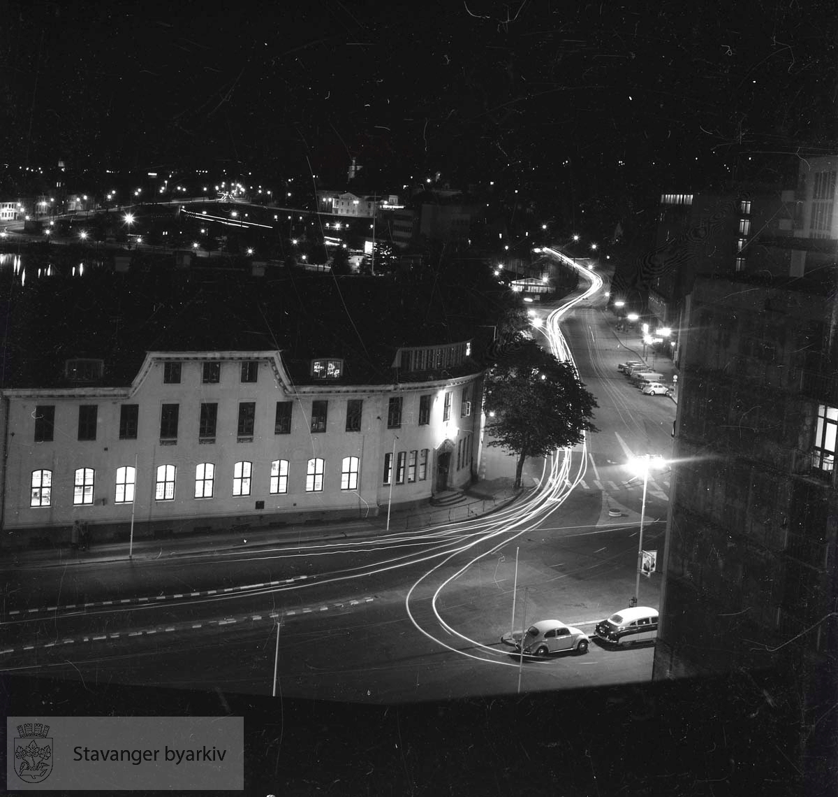 Hotell Atlantic, Rogalandsbanken og Postkontoret. Fotografen eksperimenterer med lang blenderåpningstid.