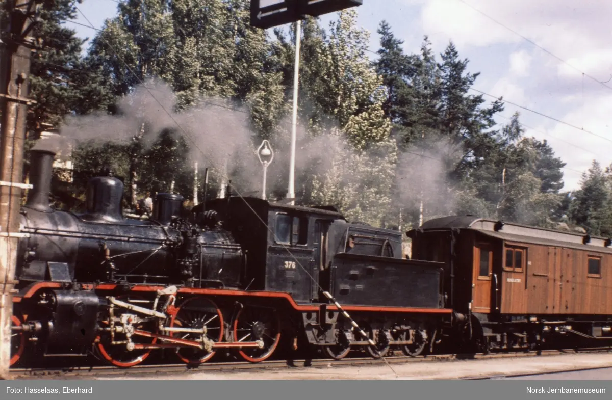 Damplokomotiv type 21c nr. 376 ankommer Nelaug stasjon med persontog fra Arendal.