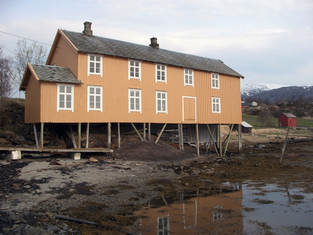 Leirfjord, Nedre-Leland. Bergh-brygga (museum) sett fra sjøen. Bildet er tatt ved Helgeland museum sin drift- og bruksovertakelse av bygningen.