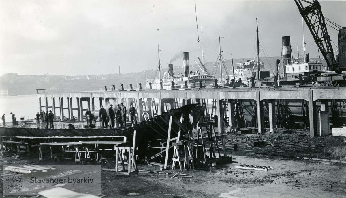 Skip under bygging ved Rosenberg Mekaniske Verksted.Buøy