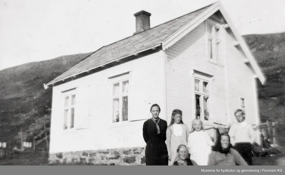 Nordvågen. Gruppe foran Anton og Klausine Helgesens hus. 1930-tallet.