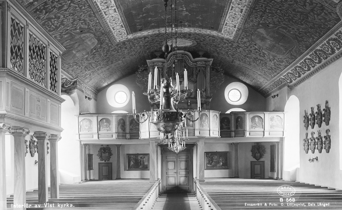 År 1745 kom arbetet igång att utvidga socknens medeltida kyrkobyggnad i Vist. Den nya kyrkan fick en mycket påkostad inredning. Kostnaderna kunde delas av inte färre en tre säterier i socknen som i gengäld fick patronatsrätten alternerad mellan sig. Kyrkans iögonfallande innertak målades av Sven Gustavsson Stoltz från Vadstena. Orgeln donerades av grevinnan Anna-Maria Lewenhaupt på Bjärka Säby, byggd av Jonas Wistenius i Linköping 1747. Läktaren närmast till vänster färdigställdes för innehavarna på Sturefors.