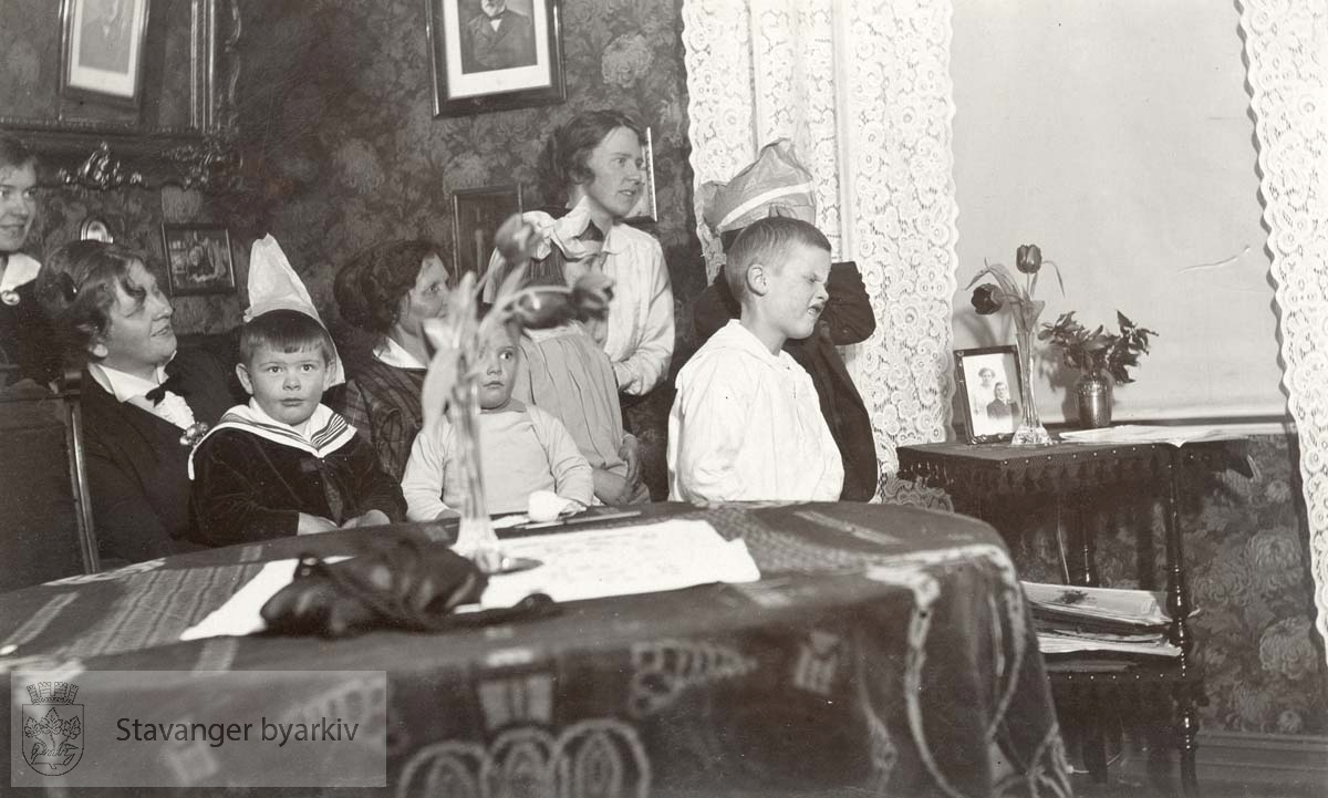 Kvinner og barn samlet i en stue