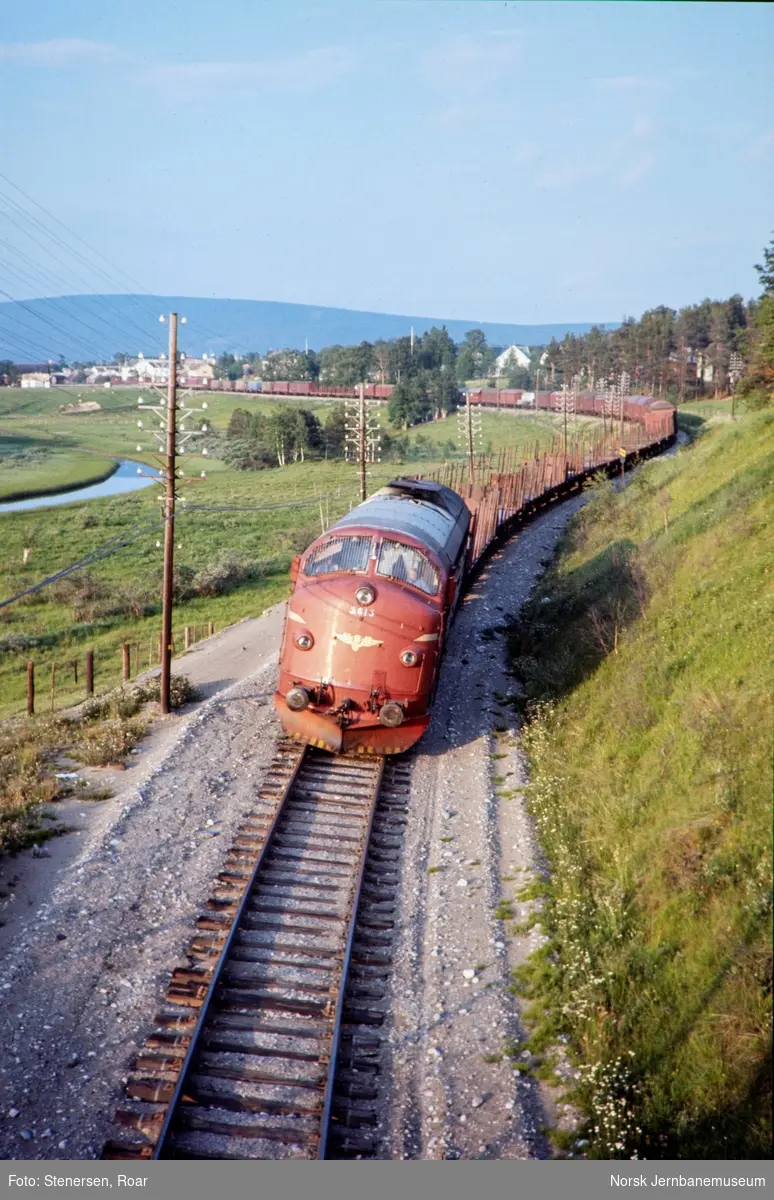 Diesellokomotiv type Di 3 nr. 613 kjører ut fra Tynset stasjon med godstog til Hamar.