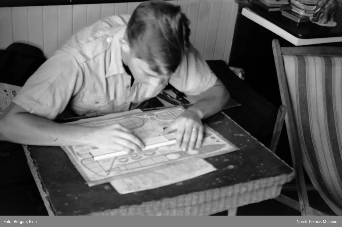 Person med tegning av flymodell, Arne Moe