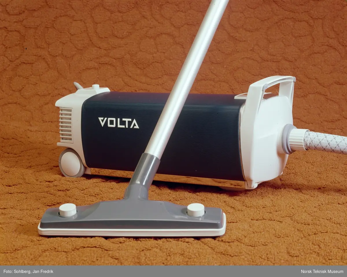Reklamefoto av en blå støvsuger av merket Volta.