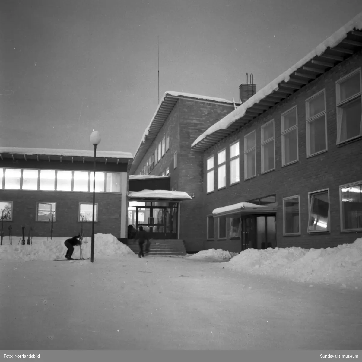 Exteriörbilder av Hagaskolan vintertid.