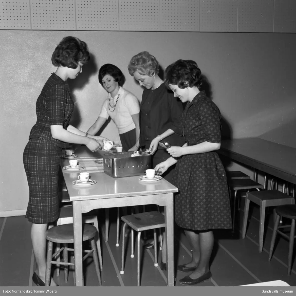 Föräldramöte på Hagaskolan, fyra mammor dukar kaffebordet.