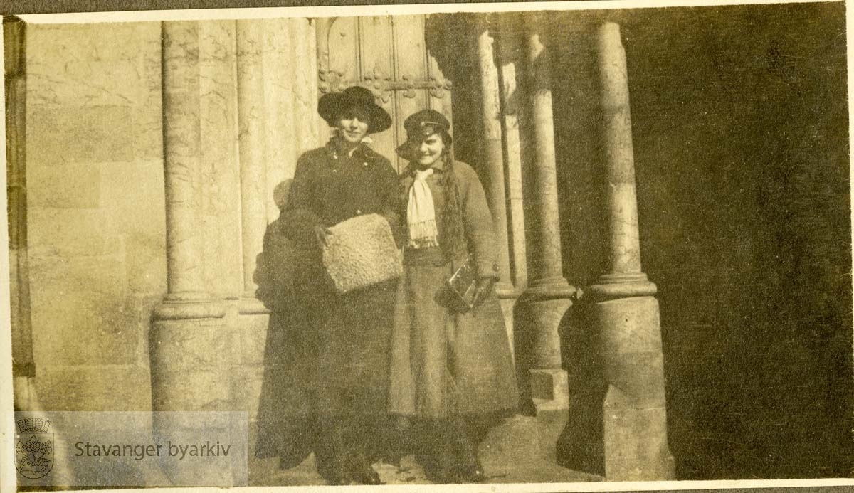 To unge damer, sidedør til Domkirken