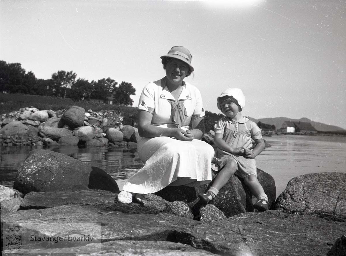 Mor og barn i sjøkanten