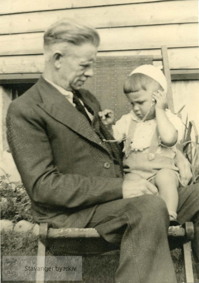 Andreas Jacobsens far (?) og sønn Abjørn (?) i fluktstol