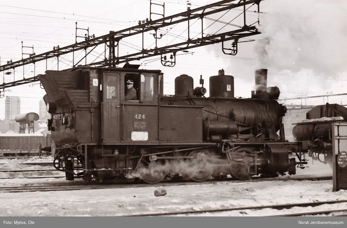 Damplokomotiv type 25d 424 i skiftetjeneste i Haven på Oslo Østbanestasjon.