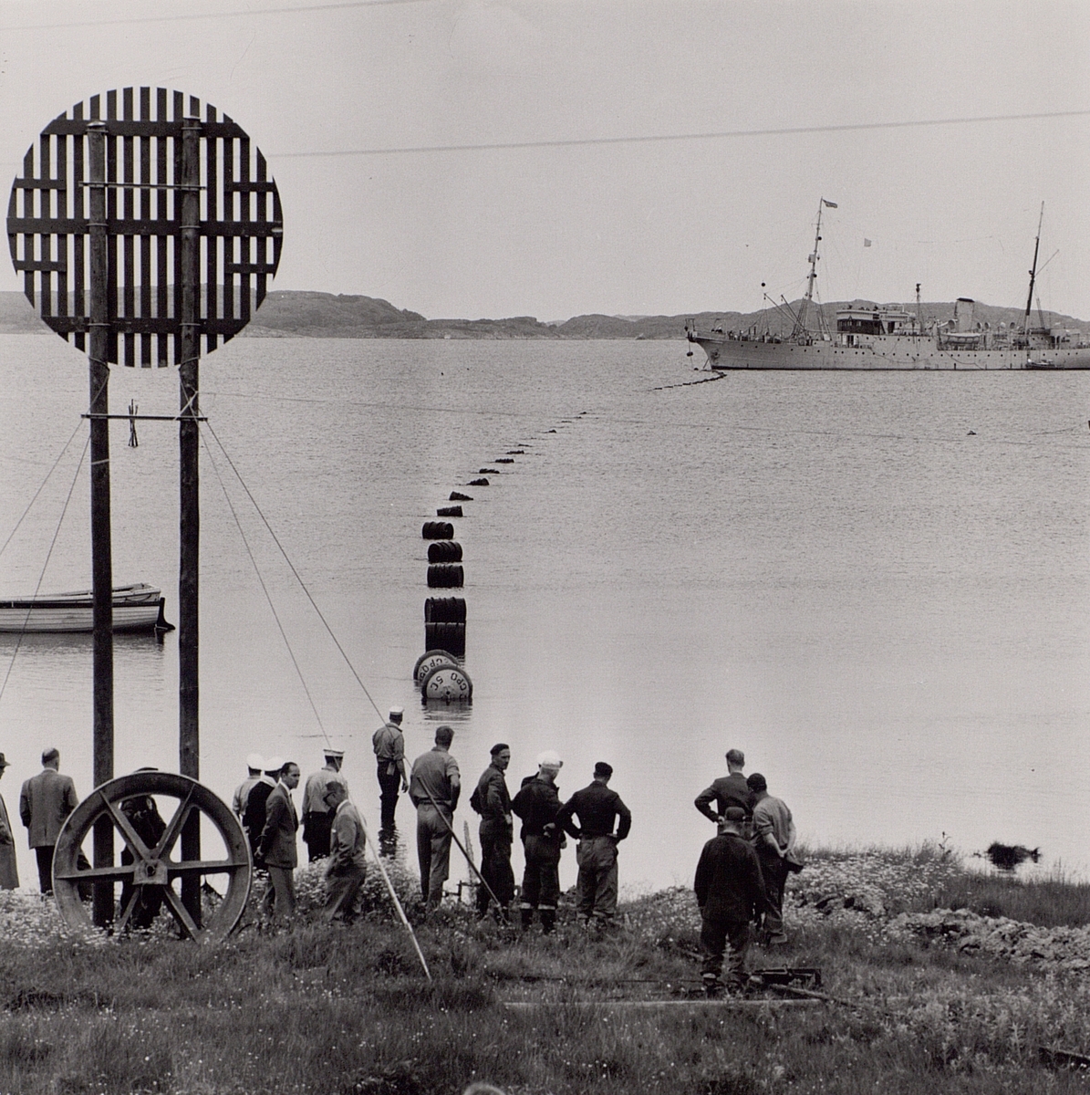 Kabelfartyget Ariel har ankrat vid Sandvik utanför Göteborg för att börja utläggningen av Sverige-Englands kabeln 1960.