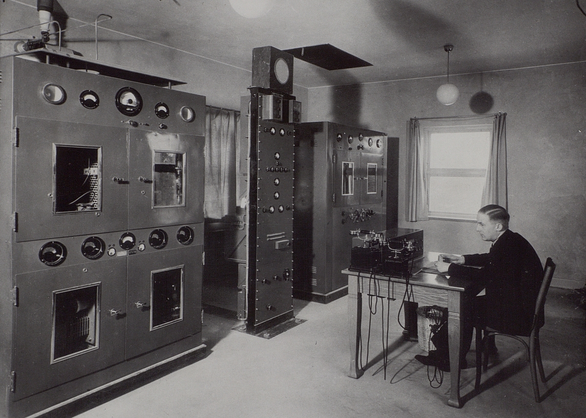 Karlskrona. Interiör från rundradiostationen, byggd 1937 (relästation). Marconisändare på 500 W. Stationens effekt senare ökad till till i medeltal det dubbla.