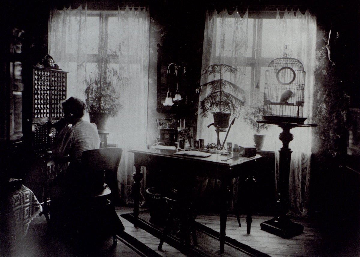 Ljungby. Telefonist Magda Magnino år 1900-1905 (sittande vid växelbordet).