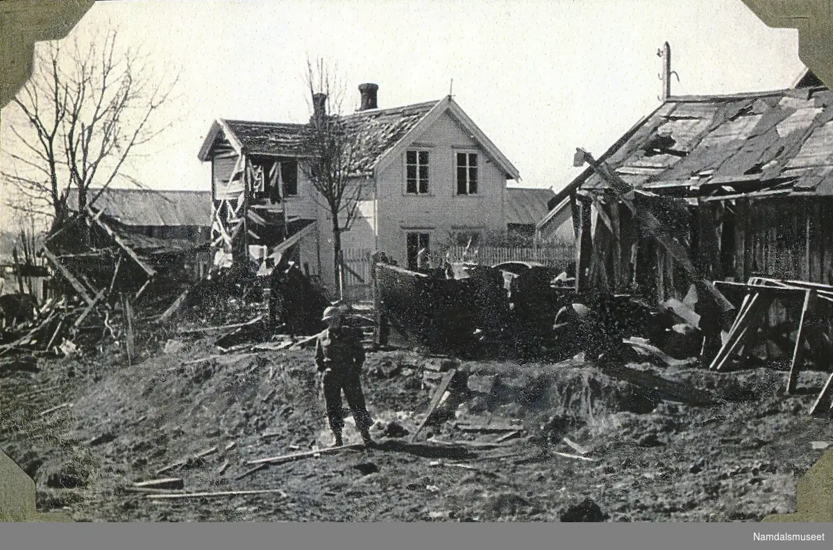 En engelsk soldat ved noen utbombede hus i Namsos