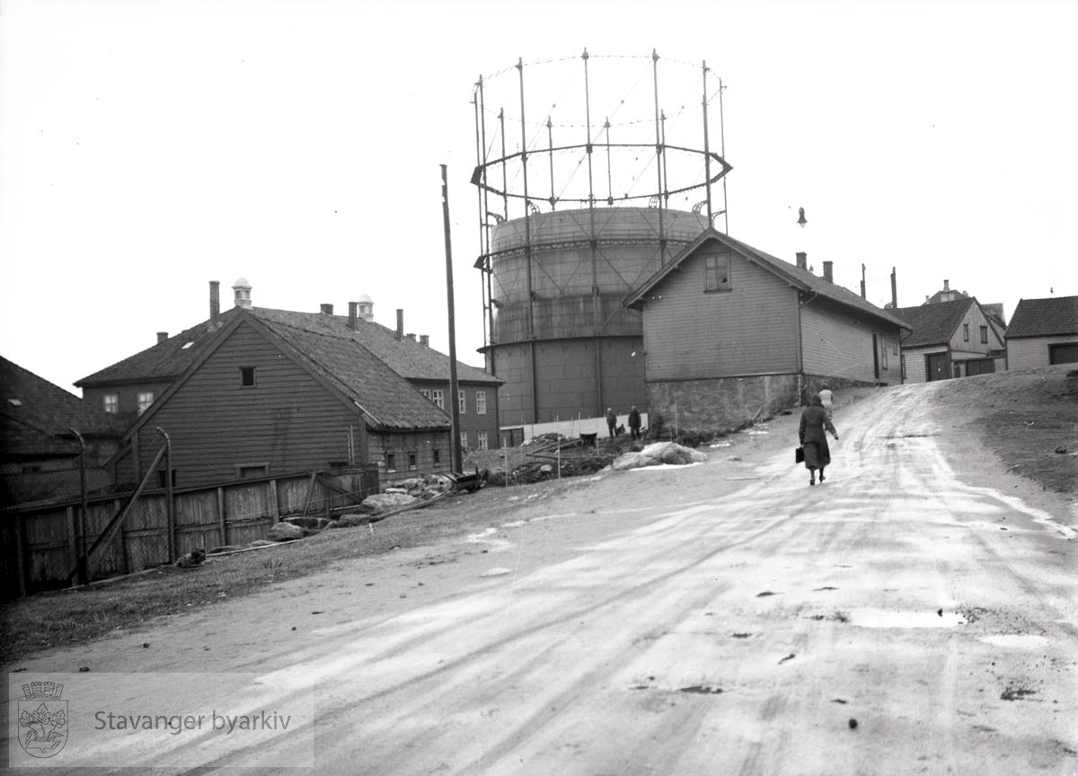 Gassverket ble etablert i 1866 og bygget på kommunens grunn i Sandviken...Stavanger gassverk ble etablert på begge sider av Løkkeveien. Selve produksjonanlegget lå der Smedvig eiendom har kontorlokaler i dag i Løkkeveien 103.