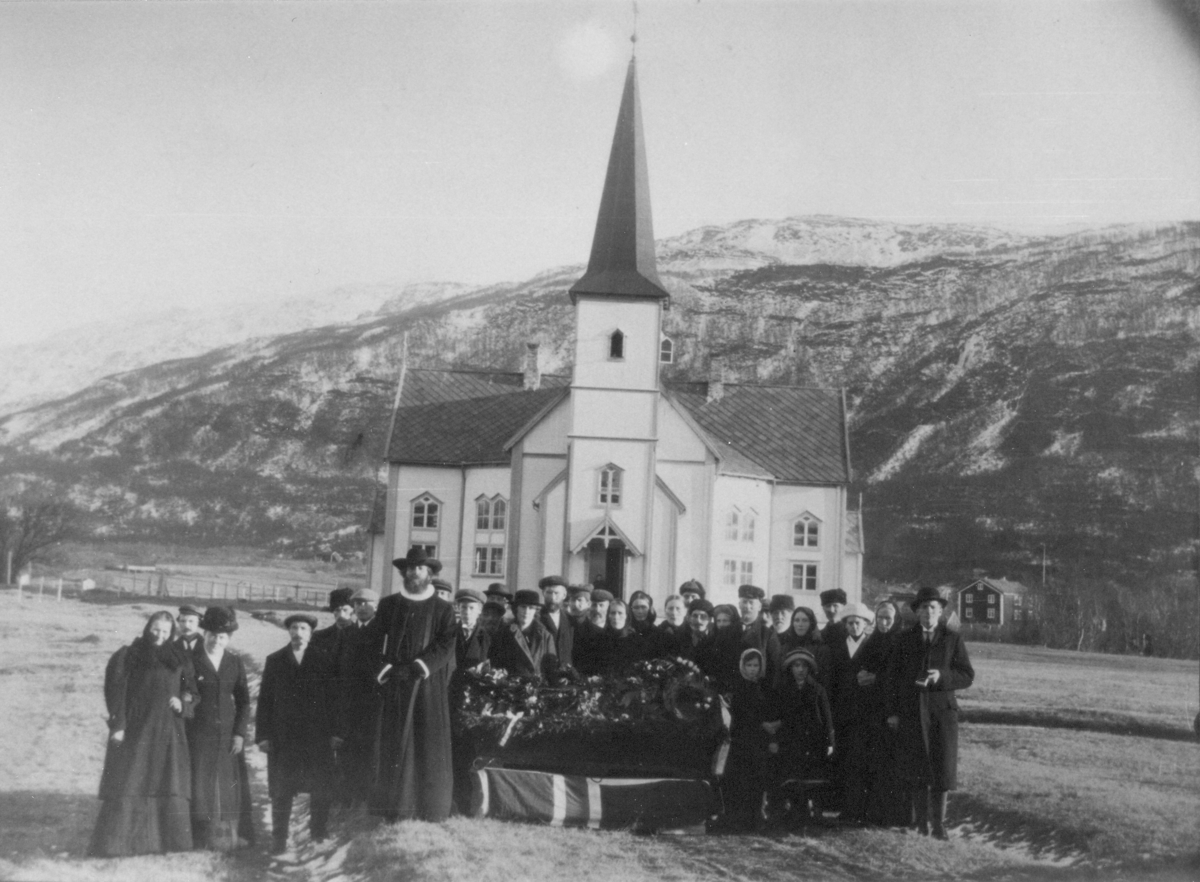 Begravelsesfølge ved Nesna kirke 1916. Bak kista med svart hatt står Ragnhild Ørnes. Til høyre for henne Edvard Ørnes.
