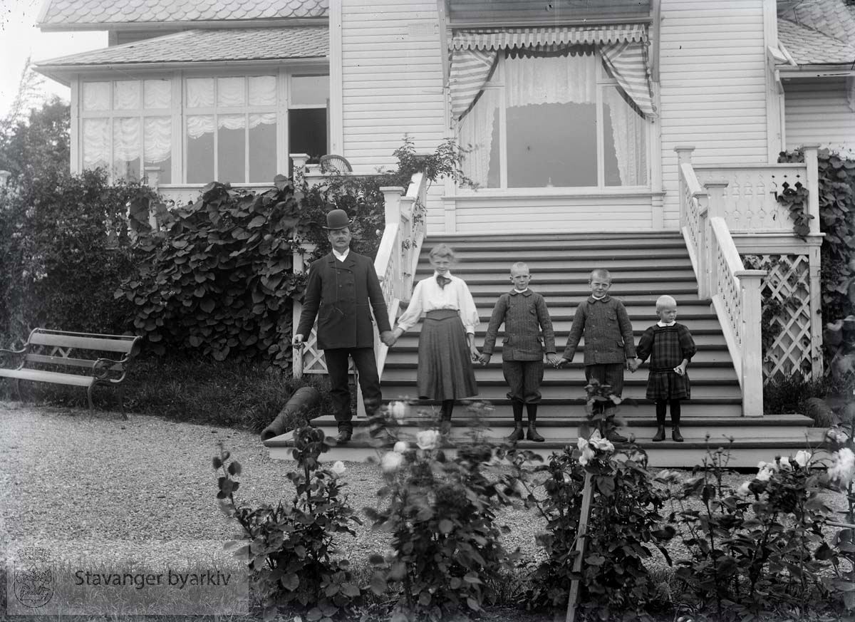 Georg T. Monsen med fire barn.